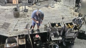 Lavorazione del vetro a Hergiswil presso la Fabbrica del vetro Glasi