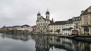 Lucerna e la Jesuitenkirche, la chiesa dei Gesuiti, la prima in Svizzera costruita in stile barocco