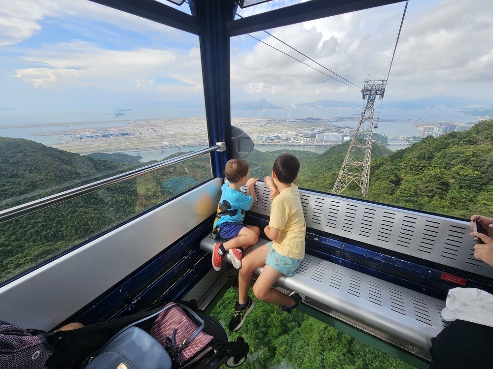 Interno della cabinovia in vetro per raggiungere il Tian Tan Buddha