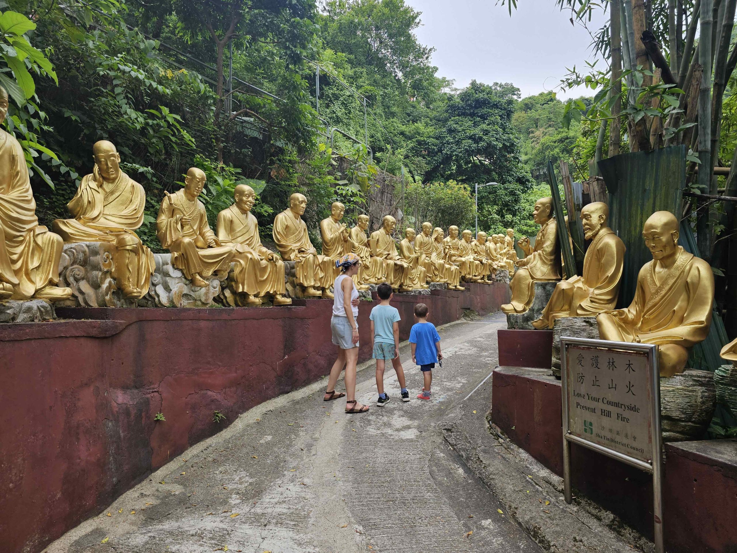 La salita al Monastero dei 10.000 Buddha di Hong Kong