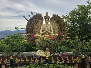 La statua del Buddha circondata da offerte e decorazioni sacre