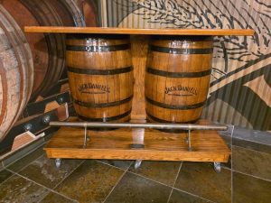 Il processo di produzione del whiskey all'interno della distilleria Jack Daniel's 